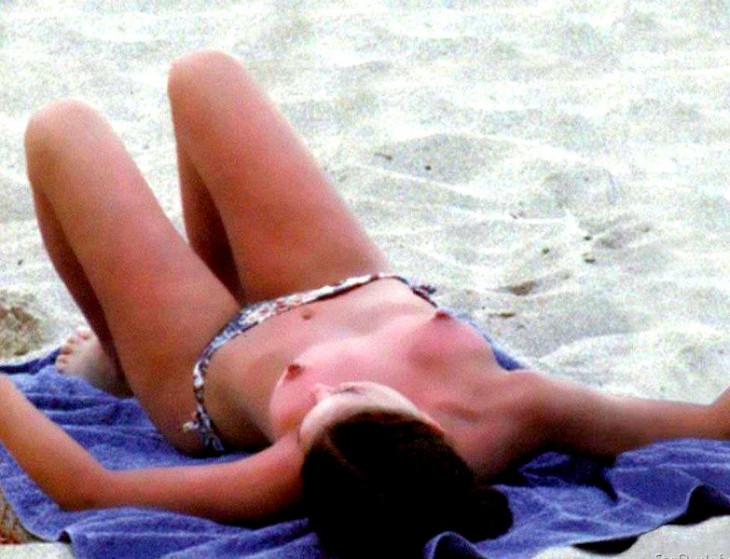 Голая Натали Портман на пляже