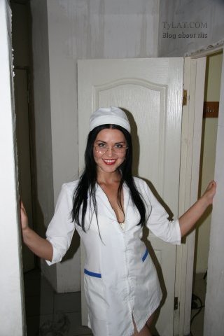 Людмила Барбир в костюме медсестры