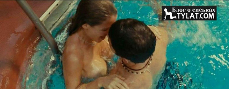Секс с Эльзой Патаки в бассейне