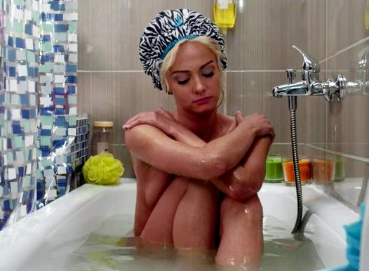 Голая Полина Максимва в ванной