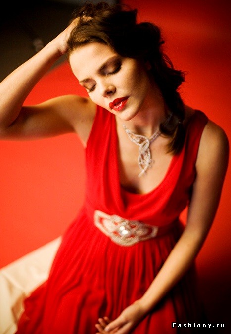 Елизавета Боярская в красном платье