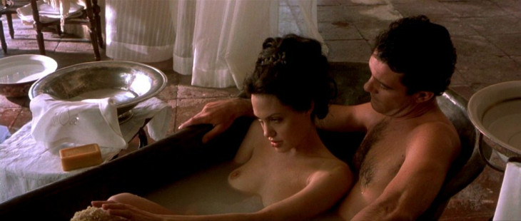 ХХХ фото Анджелины Джоли в ванной
