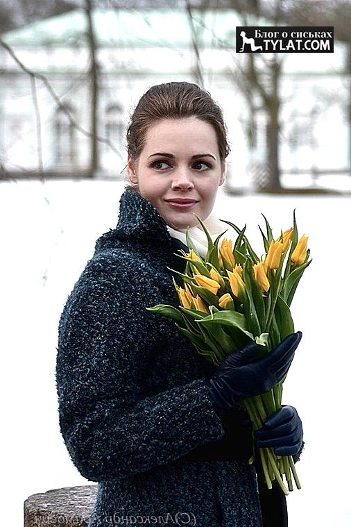 Фото Анны Миклош с тюльпанами