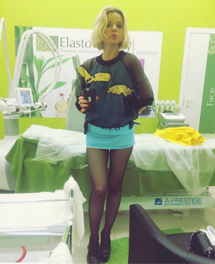 Елена Николаева в мини юбке и колготках