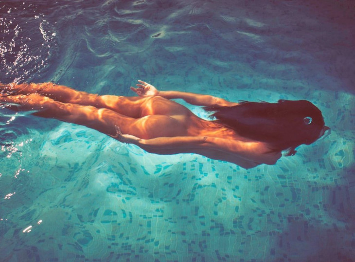 Абсолютно голая Сара Сампайо в бассейне