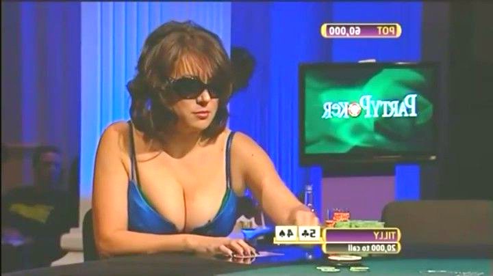 Большие сиськи Дженнифер Тилли во время игры в покер