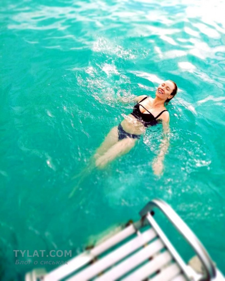 Фото Виктория Маслова в купальнике видно ее большой бюст