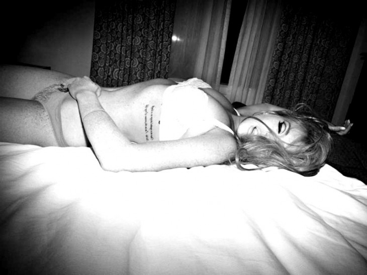 Линдси Лохан фото в белом лифчике
