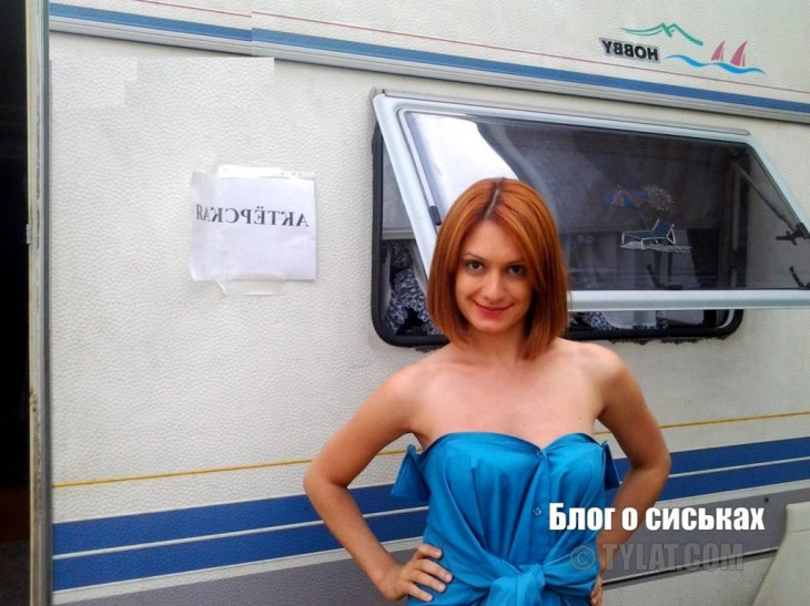 Сексуальная Карина Мишулина во время съемок сериала Физрук