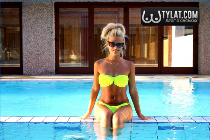 Фото Софья Шуткина в сексуальном желтом купальнике