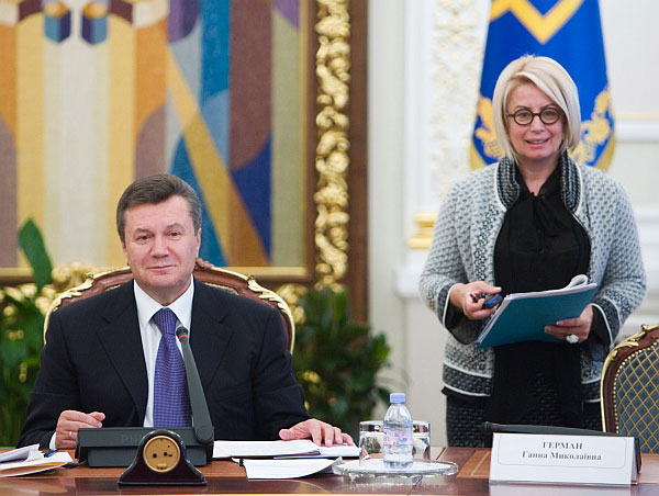 Анна Герман фото с Януковичем