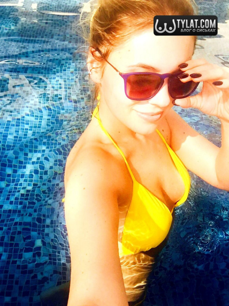 Анна Шульгина в желтом купальнике