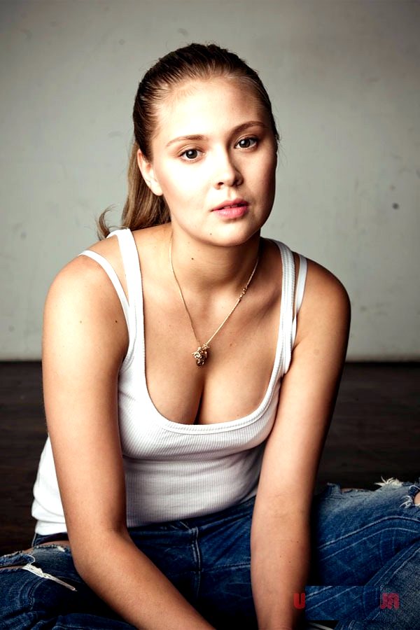 Виктория Романенко в сексуальной белой майке
