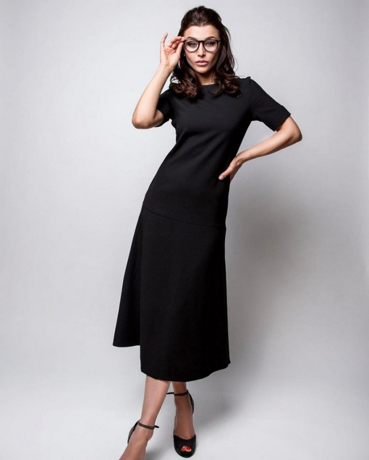 Алина Астровская в красивом черном платье